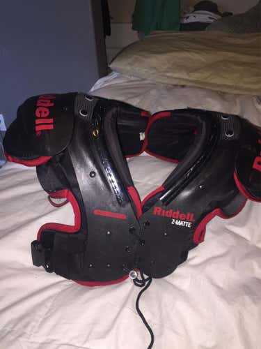 Riddell shoulder pads L