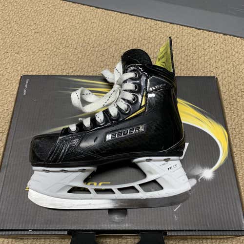 Supreme S29 (Matrix) sz 11.5 Yth Profiled Blades