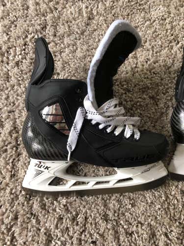 TRUE HOCKEY SKATES Size:8 NEW
