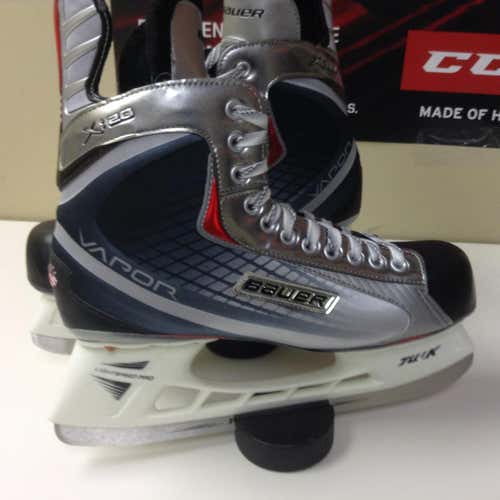 New Bauer Vapor X20 size 11 D Senior