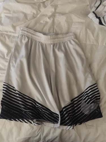 Nike ELITE basketball shorts. size L