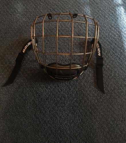 Bauer Re-AKT hockey Cage Worn Twice Medium