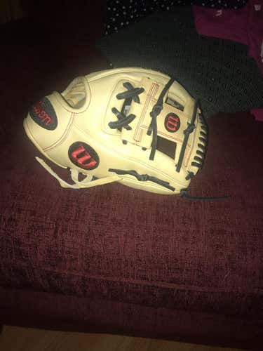 New Wilson A2000 Baseball Glove