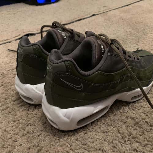 Nike Air Max (size 7.5)