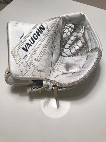 Vaughn Goalie VE8 Glove  Regular Intermediate XP