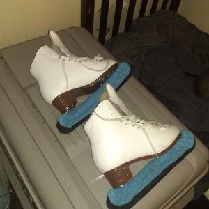 Jackson Classic Figure Skates Size 6.5 only worn once!