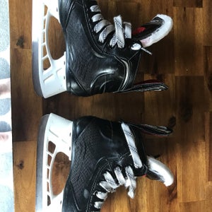 Bauer Vapor Skates Only Worn 1 Month (Yth 12.5)