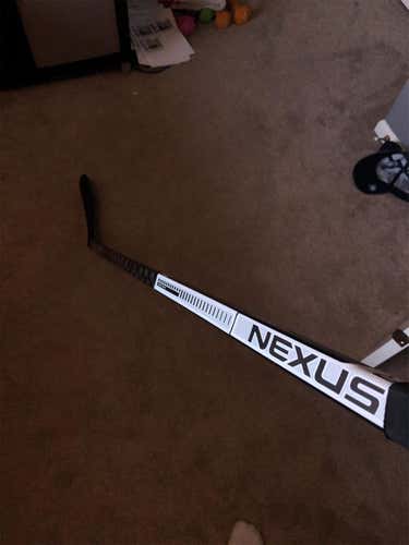 Nexus 2n Pro 77 Flex RH Hockey Stick