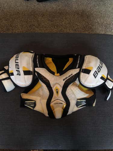 Jr Bauer total One Shoulder Pads