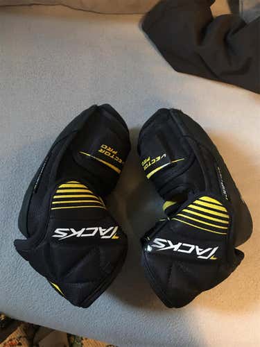 Ccm ultra tacks vector pro elbow pads