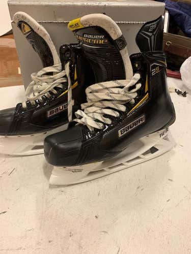 Supreme 2S Hockey Skates Senior Size 9 EE