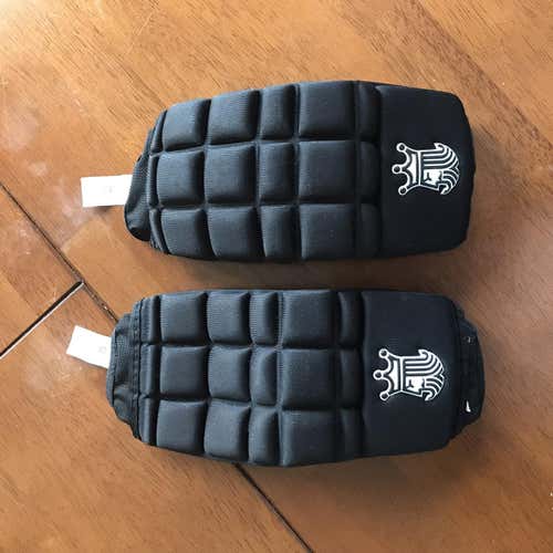 Lightly Used Brine Arm Pads Men’s Size Medium