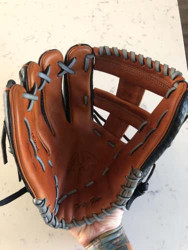 New Signiture Series Baseball Glove Adult