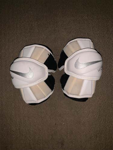 NIKE ARM PADS LIGHT AND EASY TO MOVE IN