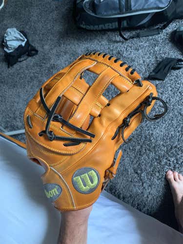 A2000 Outfield Glove