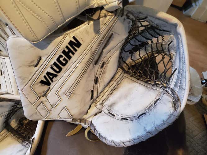 Vaughn VE8 Pro Carbon Goalie Glove & Blocker Regular Senior Pro Stock