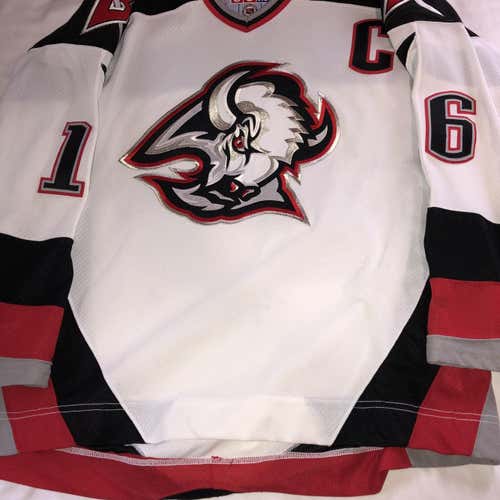 Autograph Buffalo Sabres Pat Lafontaine CCM Jersey