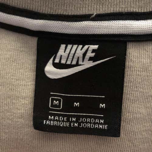 barely worn Nike sweatshirt w front pocket