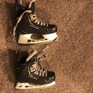 Black And Gold Bauer Skates 2.5