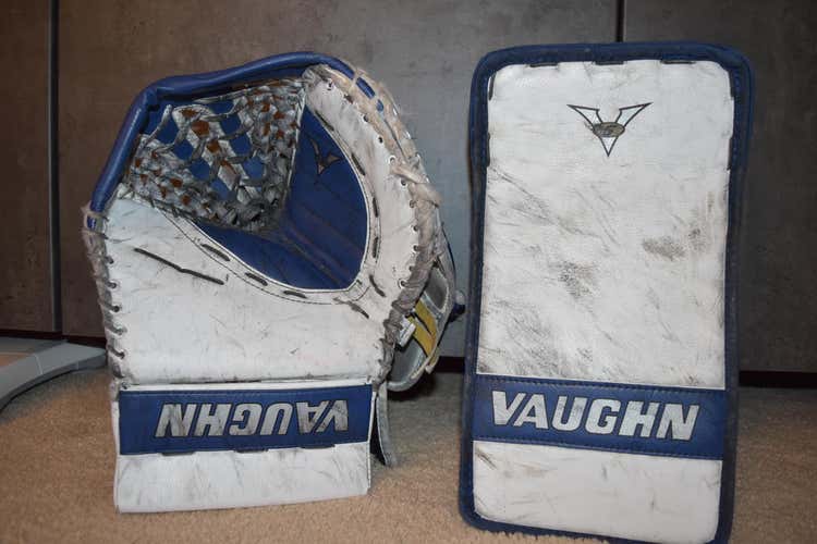 Vaughn Velocity V5 7470 Goalie Glove & Blocker Regular Senior