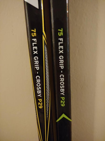 2 x CCM Hockey Sticks Righty Senior Grip (1 x Tacks 7092 and 1 x Ribcore Titanium)
