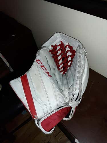 CCM Extreme Flex III E3.9 Goalie Glove Regular Intermediate