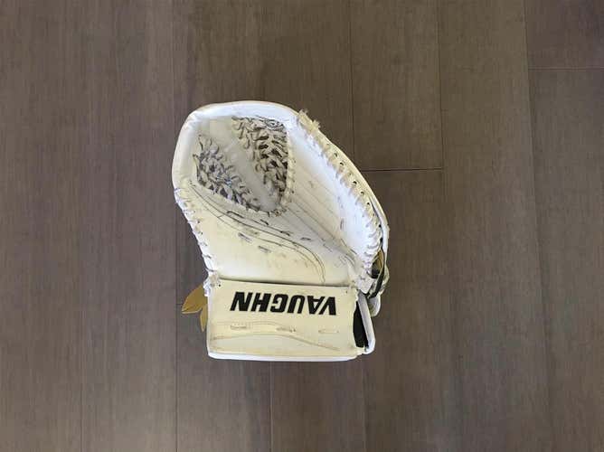 Vaughn Ventus LT68 Goalie Glove Regular Intermediate