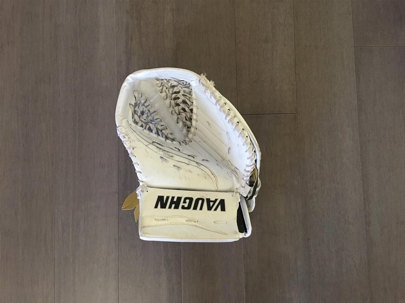 Vaughn Ventus LT68 Goalie Glove Regular Intermediate