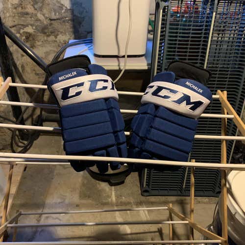 New CCM Gloves Senior Pro Stock