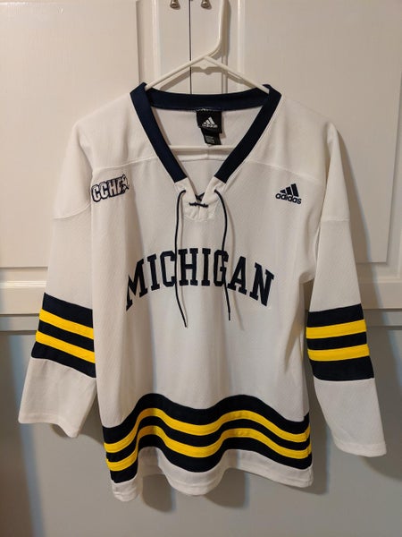 University of Michigan Hockey Jersey white. Youth XL.