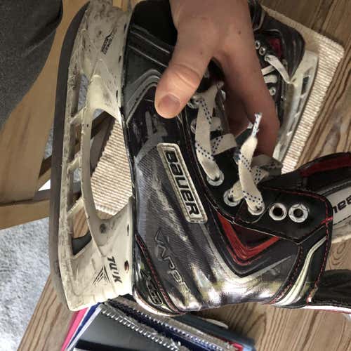 Vapor X100 Hockey Skates Junior Size 3