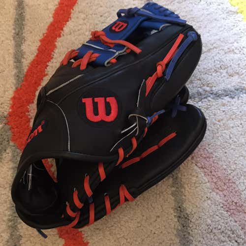 Never Used Wilson A2000 11.75-Inch Black RT Adult Glove