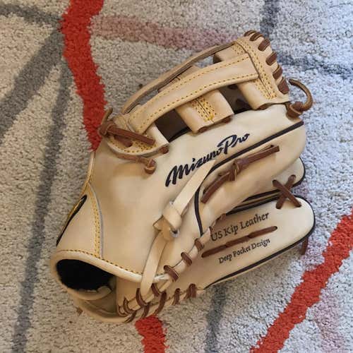 Never Used Mizuno Pro 11.75-Inch RT Adult Glove