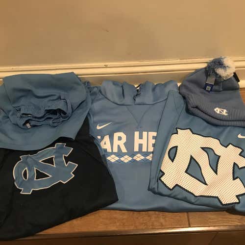 BUNDLE | UNC Nike Long Sleeve Shirt (x2), Shorts, Sweatshirt, & Beanie