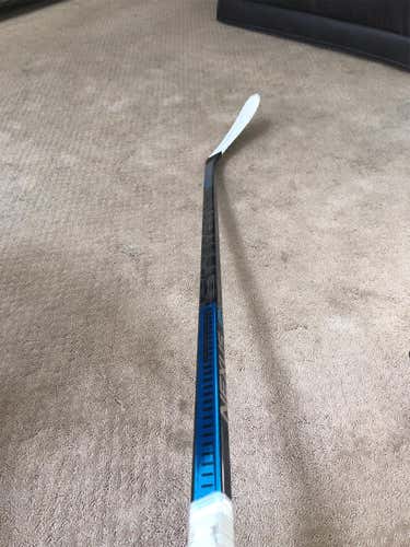 Nexus 2N Pro Hockey Stick Righty P28 70 Flex
