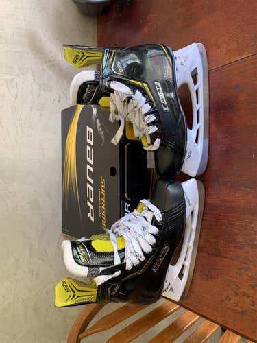 New Supreme S29 Hockey Skates Junior Size 5.5