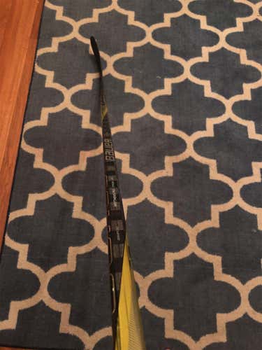 Supreme 1S Hockey Stick Righty Mid Senior