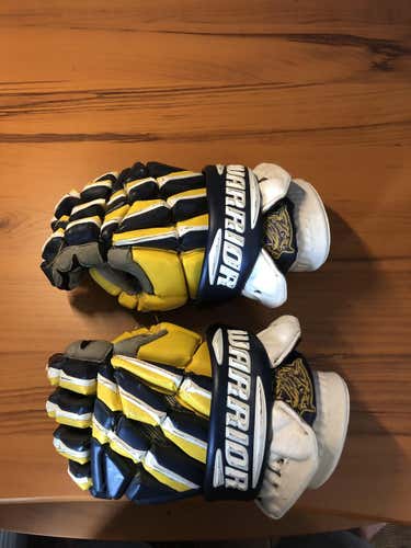 Warrior Regulator 2 Lacrosse Gloves (Quinnipiac University)