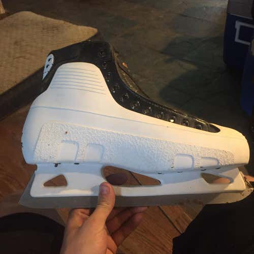 New Supreme 3000 Hockey Goalie Skates Senior Size 10.5