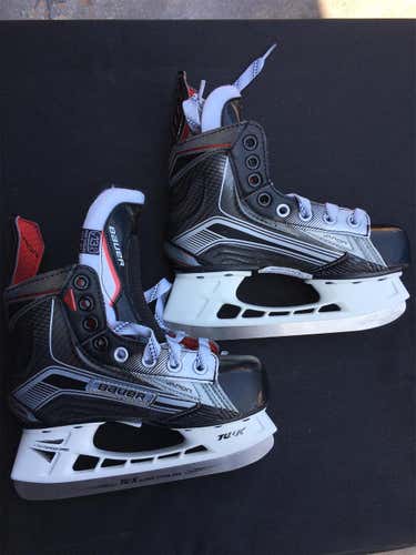 New Vapor X900 Hockey Skates Youth Pro Stock Size 13.5