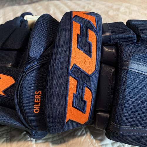 New CCM Gloves Senior Pro Stock 15”