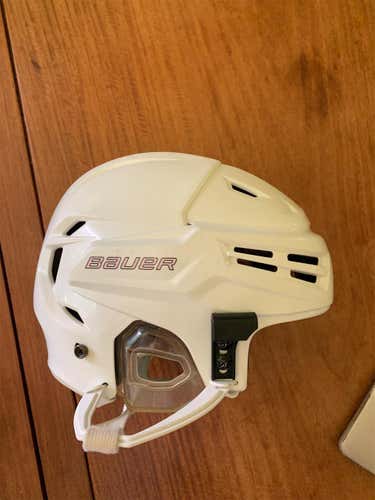 Used White Medium Bauer Re-Akt