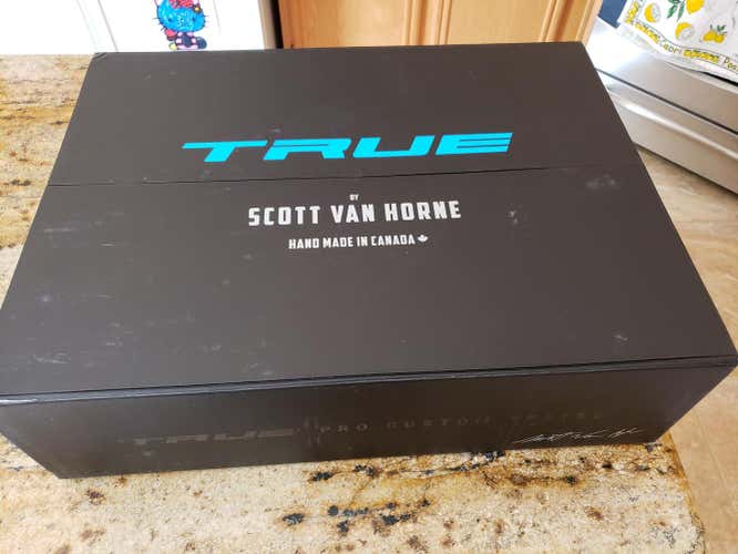 True Goalie Skates Senior Size 10.5,LIKE NEW, VERTEX UPGRADE