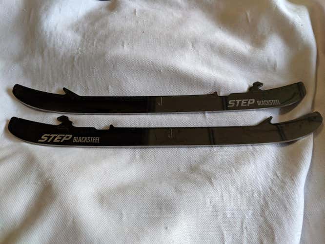 Step Black Steel 272 Runners - Tuuk Lightspeed Edge