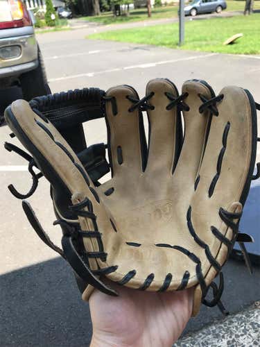 A2000 1786 Baseball Glove