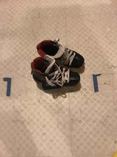 Bauer X900 Hockey Goalie Skates Junior Size 5.5