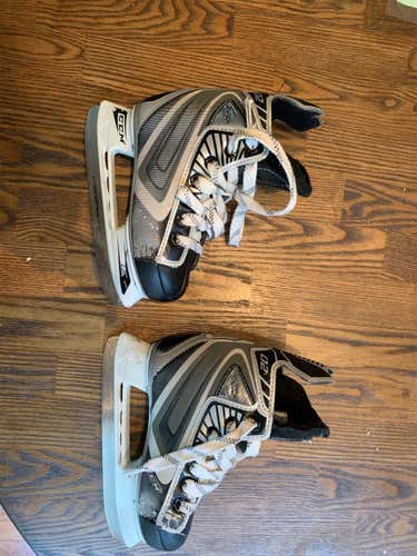 U+ 02 Hockey Skates Youth Size 10