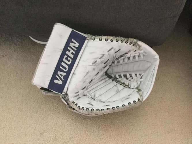 Vaughn 5500 Goalie Glove Regular Senior Pro Stock