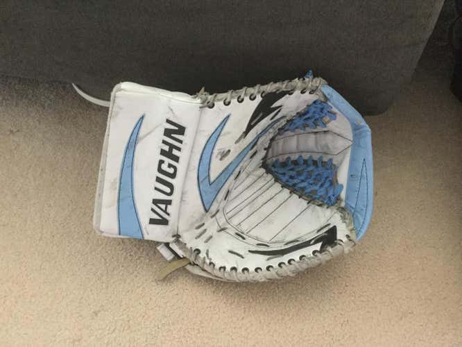 Vaughn 5500 Goalie Glove  Scott Darling Pro Stock