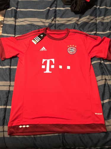 New Lewandowski Bayern Munchen Adidas Jersey & Shorts - both size L